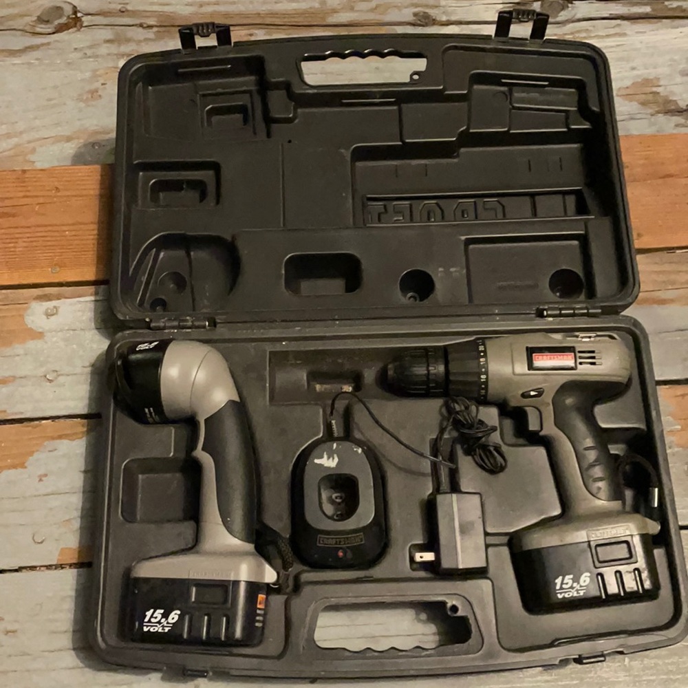 Craftsman drill, work light, charger, 2 craftsman batteries 15.6 Volts